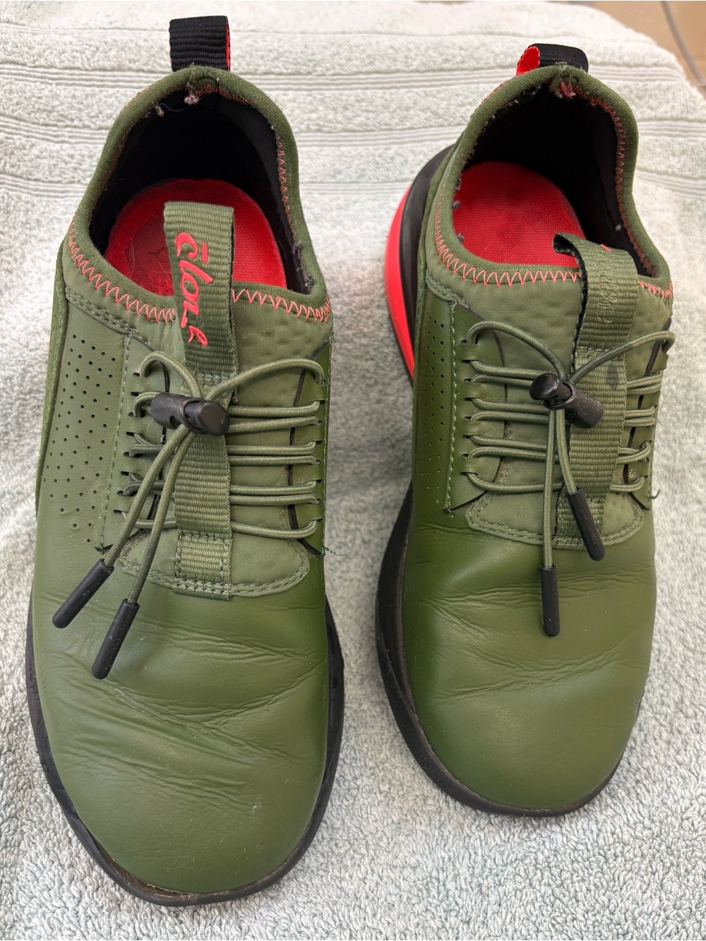 Women’s size 5 Olive Green Cloves